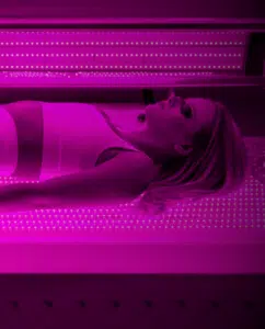 Patient getting red light therapy treatment at Sculptology